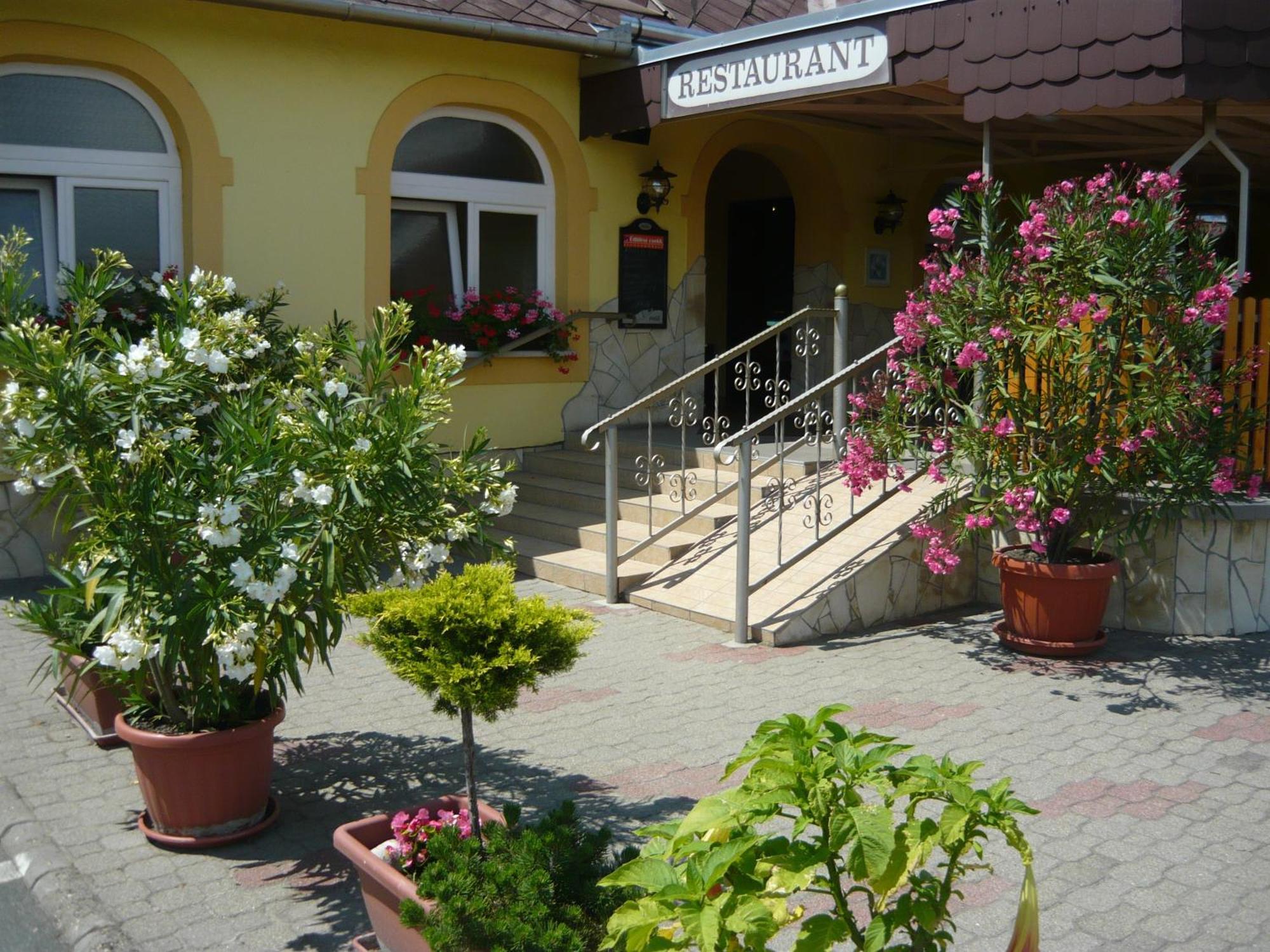 Patyi Etterem Es Hotel Bogote Ngoại thất bức ảnh